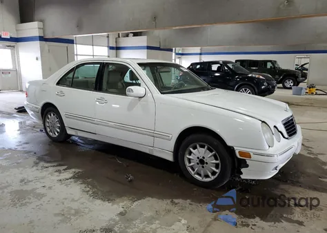 2002 Mercedes-Benz E 320 4Matic из США, поврежденный, VIN WDBJF82J02X065334